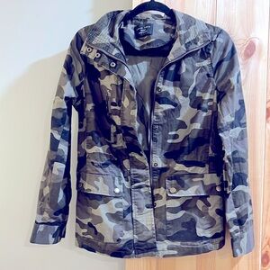 Love tree brand lightweight camouflage jacket size medium